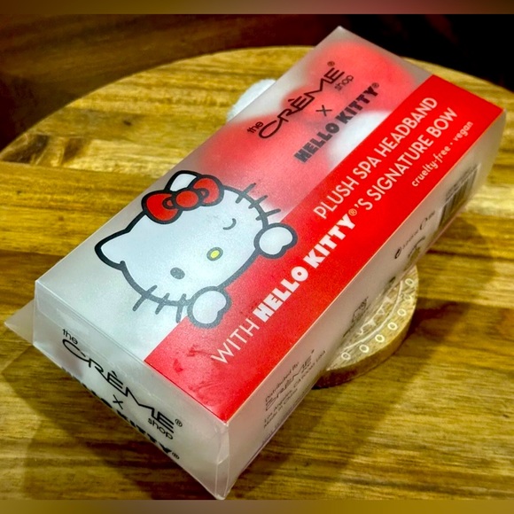 THE CREME SHOP - HELLO KITTY PLUSH SPA HEADBAND WITH SIGNATURE RED BOW - Picture 8 of 8